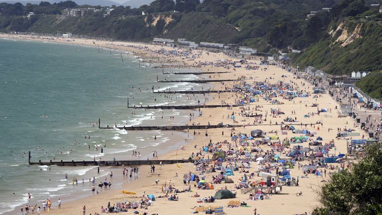 Lidé si užívají teplé počasí na Durley Chine Beach v Dorsetu minulý týden. Pic: Pa