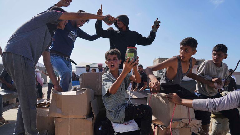 Palestinci nesou krabice obsahující pomoc dodávanou Humanitární nadací Gazy v Rafahu minulý týden. Pic: Ap