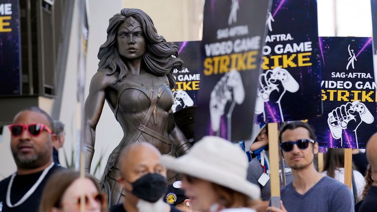 Demonstrátoři na lince Picket mimo Warner Bros. Studios oin srpen 2024. Soubor Pic: AP