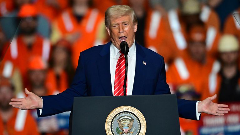 Prezident Donald Trump hovoří v závodě US Steel Mon Valley Works-Irvin, pátek 30. května 2025, ve West Mifflin, Pa. (AP Photo/David Dermer)