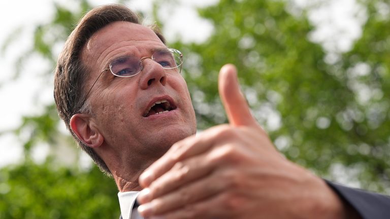 Generální tajemník NATO Mark Rutte hovoří s reportéry v Bílém domě ve čtvrtek 24. dubna 2025 ve Washingtonu. (AP Photo/Alex Brandon)