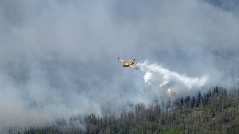 Vodní bombardér upustí zátěž na požár provinčního parku Nopiming v Manitobě. Pic: Manitoba Vláda