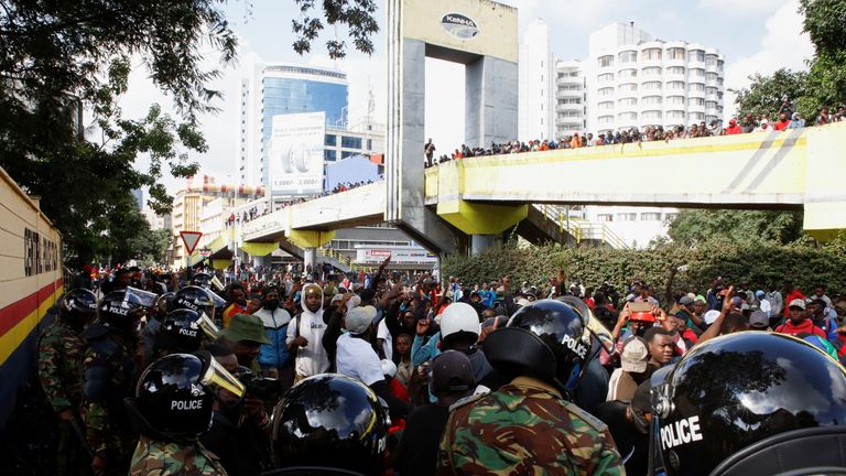 Demonstranti poblíž policistů Riot Během demonstrací k připojení 1. výročí protestů proti vládě 2024, Nairobi Reuters