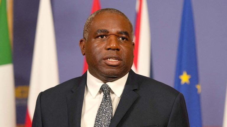 David Lammy hovoří o médiích, když pořádá rozhovory o Ukrajině a budoucnosti evropské bezpečnosti v Lancaster House.  Pic: Reuters