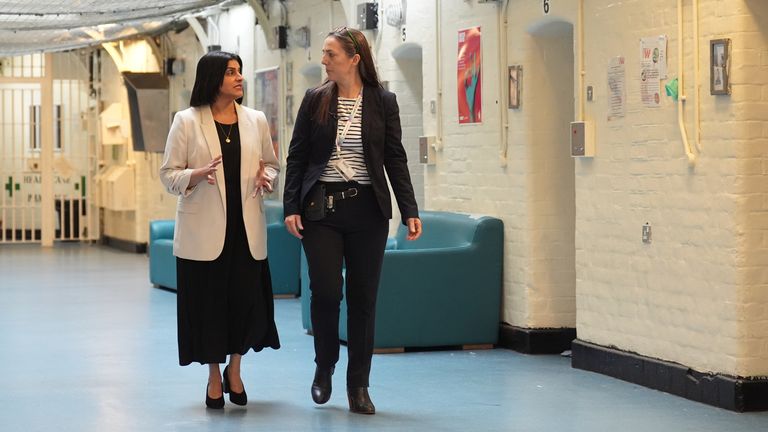 Ministr spravedlnosti Shabana Mahmood (vlevo) během loňské návštěvy HMP Bedford v Harpuru v Bedfordshire. Pic: Pa