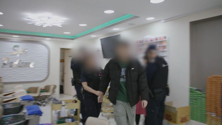 Úředníci pro vymáhání práva zatknou nelegální pracovníky v nehtovém baru v Belfastu. Pic: Home Office
