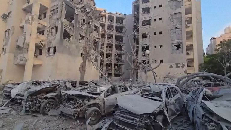 Zdálo se, že záběry ukazují rezidenční budovu v jižním Izraeli, která byla značně poškozena. Pic: Ap