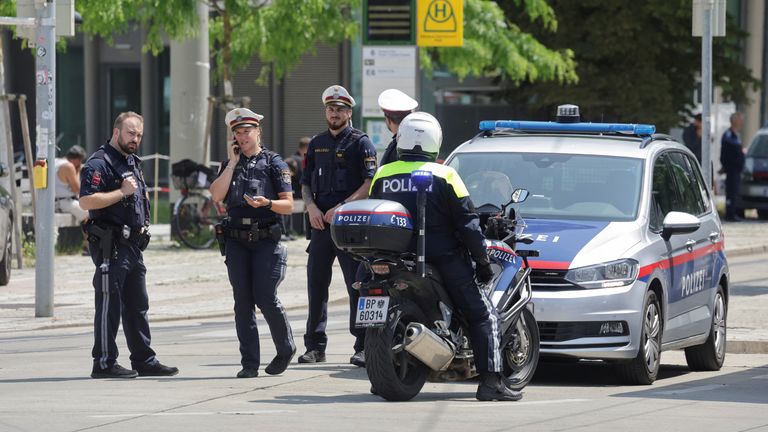 Po policejních důstojnících se staví stráž poblíž školy po smrtící školní střelbě v rakouském Grazu.  Pic: Reuters