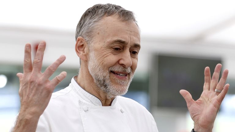 Michel Roux Jr. v restauraci Chez Roux během čtvrtého dne festivalu Cheltenham na Racecourse Cheltenham. Datum obrázku: pátek 18. března 2022.