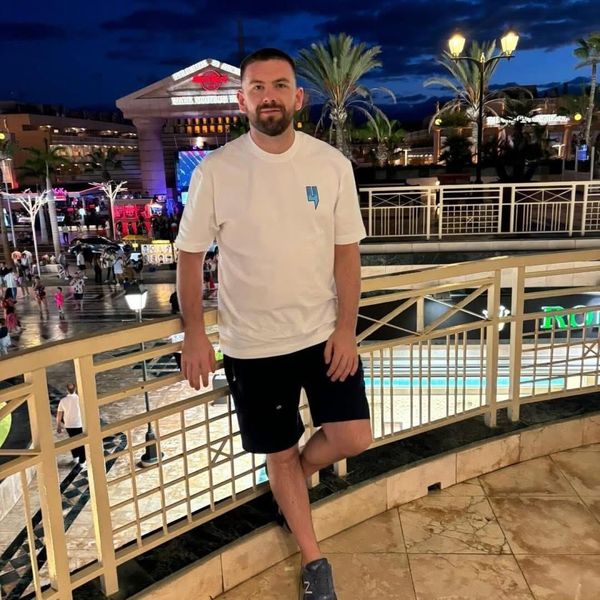 Greg mniši se opírají o zábradlí v resortu v Portugalsku