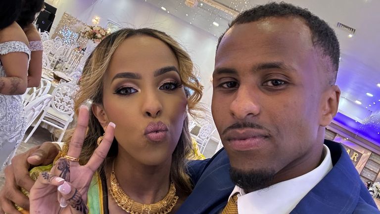 Mahad Abdi Mohamed se svou sestrou. Pic: Met Police