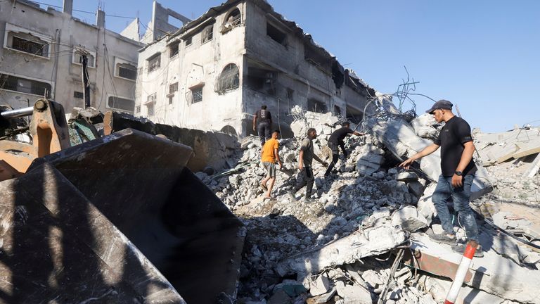 Palestinci hledají oběti v místě izraelské stávky přes noc na palivové stanici v Gaze.  Pic: Reuters