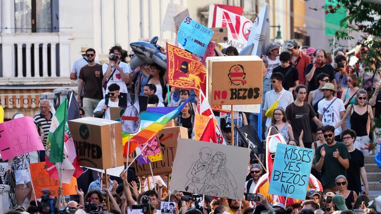 V sobotu „žádné Bezos“ mezi protestními davy. Pic: Reuters