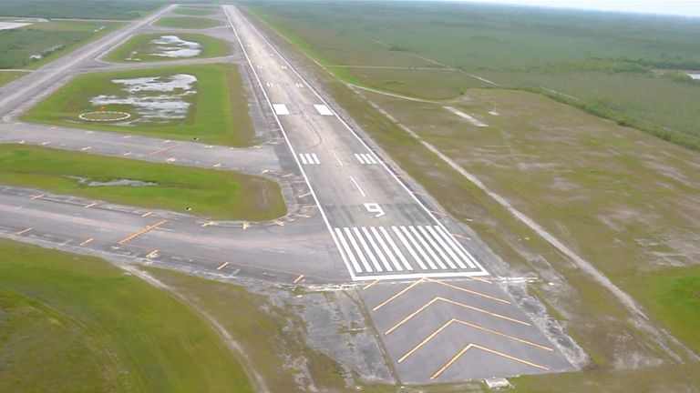 Na tomto obrázku z nedatovaného videa zveřejněného generálním prokurátorem James Uthmeier ukazuje izolované letiště Everglades asi 45 mil (72 km.) Západně od Miami, že úředníci Floridy uvedli, že je to imigrační detenční zařízení dabované "Aligátor Alcatraz" je jen několik dní od provozu. (S laskavým svolením Úřadu generálního prokurátora Jamese Uthmeiera přes AP)