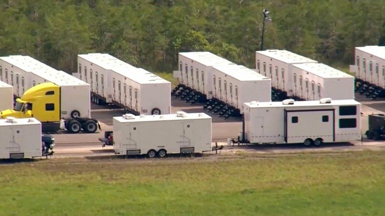 Tento obrázek popadne z videa ukazuje aktivitu v zařízení pro imigraci nazvaném ... aligátor Alcatraz ... Nachází se na izolovaném letišti Everglades. (WSVN přes AP)