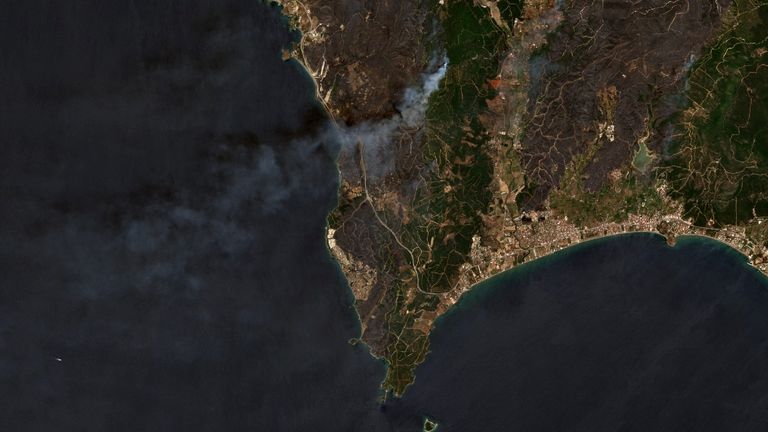 Satelitní obrázek ukazuje, jak kouř stoupá kvůli požáru v provincii Western Izmir, Turecko, 30. června 2025. Obrázek: Reuters