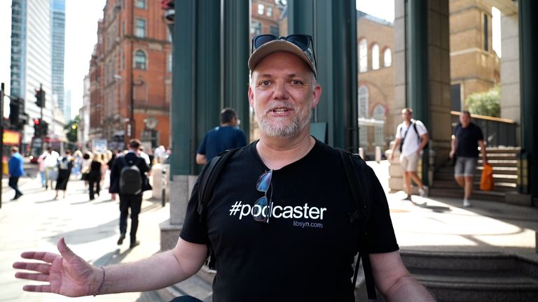 Podcaster David Brown vlastní nahrávací studio pro tvůrce