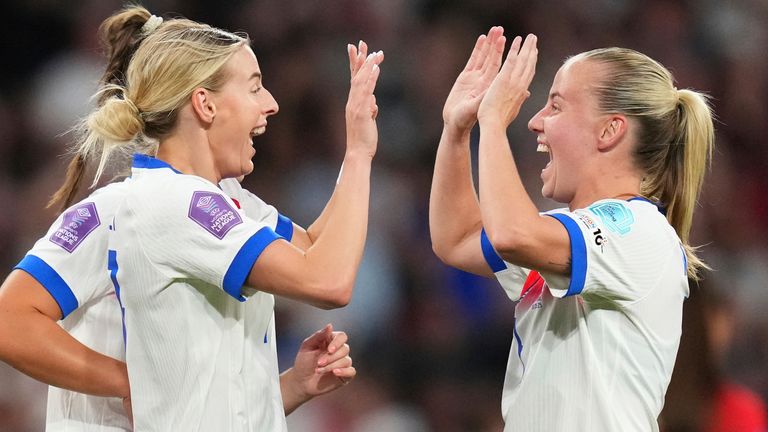 Chloe Kelly slaví s Beth Meadovou, správně, poté, co vstřelil šestý gól její strany na stadionu Wembley, v Londýně, pátek 30. května 2025. AP AP AP