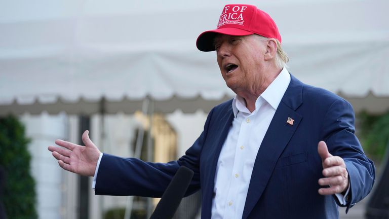 Donald Trump hovoří s médii, než prochází jižním trávníkem Bílého domu, aby nastoupil na námořní.  Pic ap