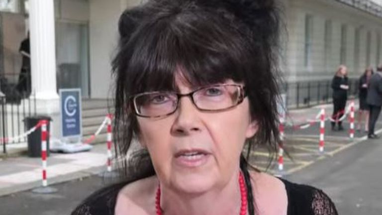 Sharon Cook, která ztratila oba rodiče během Pandemie Covid, hovoří s Sky News. Covid dotaz