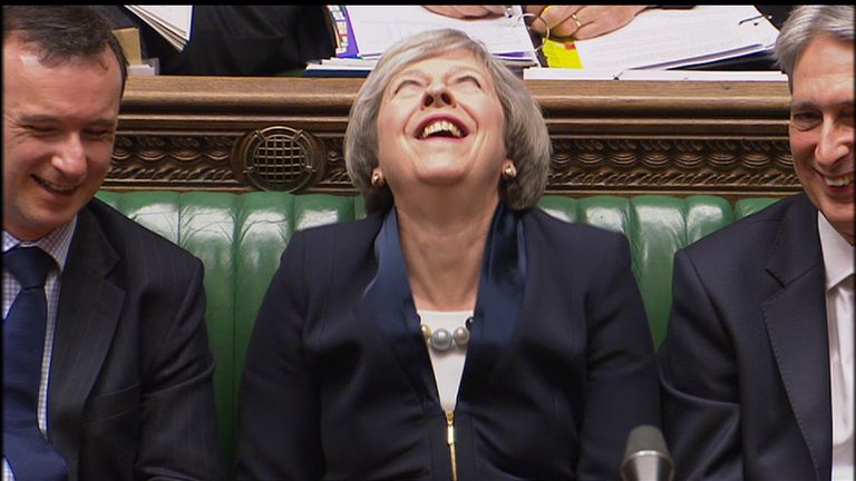 Theresa se může smíchat na PMQ
