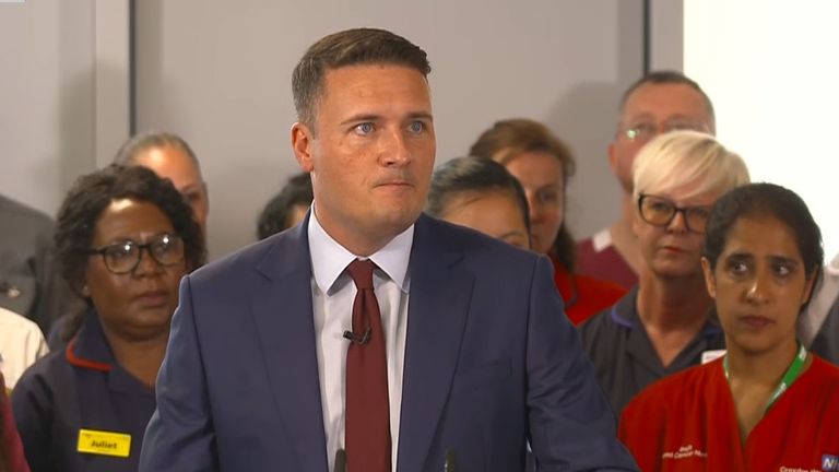 Sekretářka zdravotnictví Wes Streeting mluvící v nemocnici ve východním Londýně