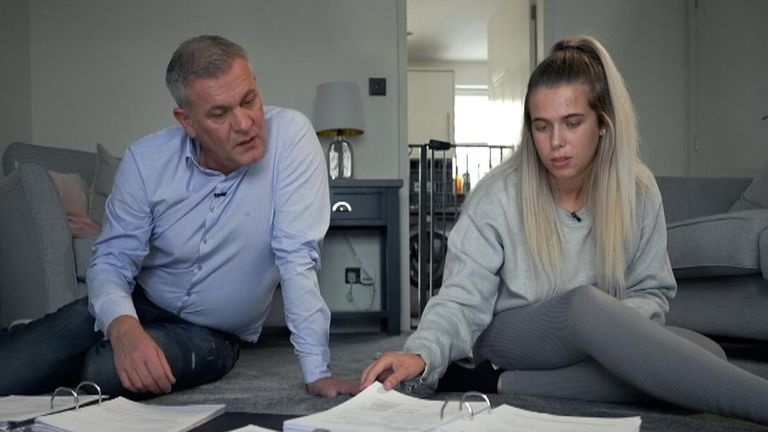 Marlon West a jeho dcera Scarlett hledají informace o jejím případě
