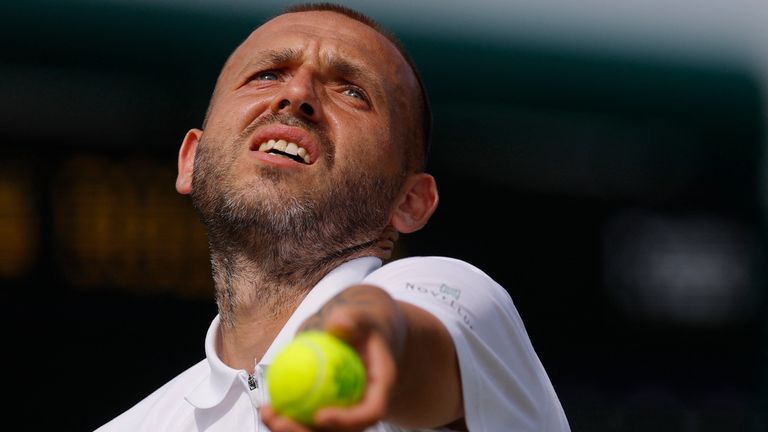 Tenis - Wimbledon - All England Lawn Tenis a Croquet Club, Londýn, Británie - 1. července 2025 Británie Dan Evans in Action během jeho prvního