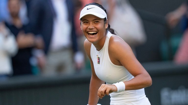 2. července 2025; Wimbledon, Velká Británie; Emma Raducanu z Velké Británie slaví, jak vyhrál svůj zápas proti Marketa Vondrousově z Čechů