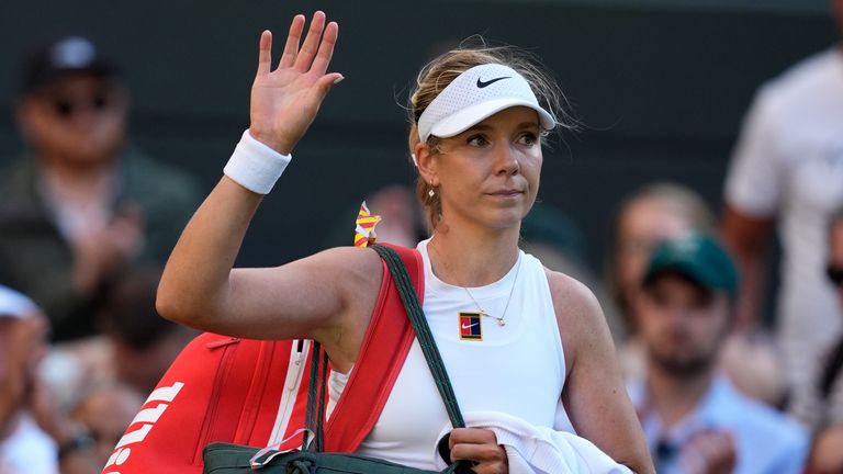 Katie Boulter opustí soud po porážce proti Solaně Sierra třetí den z Wimbledonových šampionátů na celém Anglii T trávníku T