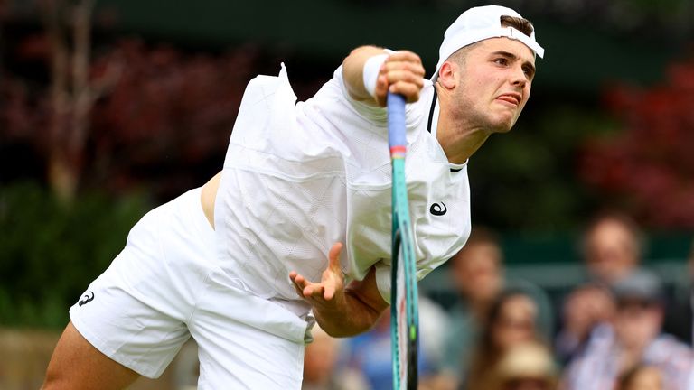 Tenis - Wimbledon - All England Lawn Tenis a Croquet Club, Londýn, Británie - 1. července 2024 Británie Arthur Fery v akci během jeho jedle