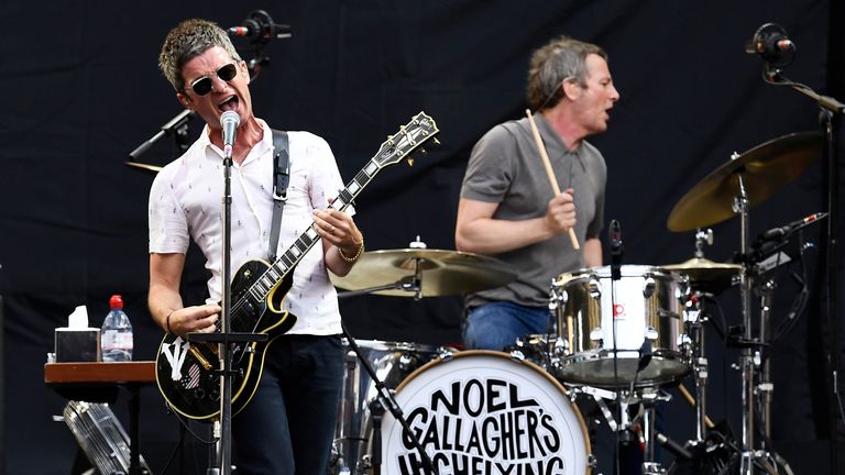 Noel Gallagher zpívá, když vystupují vysoký létající ptáci Noela Gallaghera, na stadionu Twickenham, Londýn, Británie, 8. července 2017. Reuters/Dylan Martinez