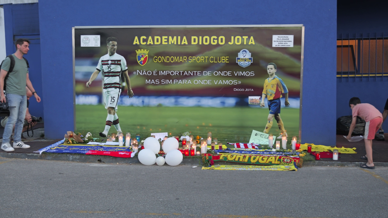 Lidé vzdávají hold Diogo Jota v Gondomar SC v Portugalsku - fotbalový klub, kde začal