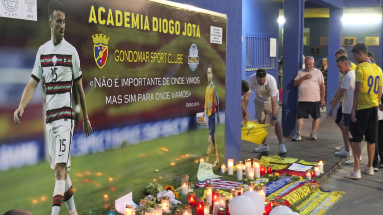 Lidé vzdávají hold Diogo Jota v Gondomar SC v Portugalsku - fotbalový klub, kde začal