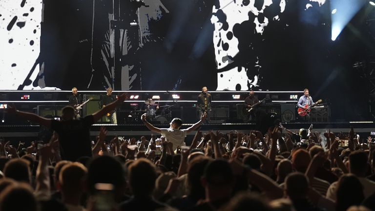 Když Oasis vystupoval, seděli dva fanoušci na ramenou svých přátel. Pic: Pa