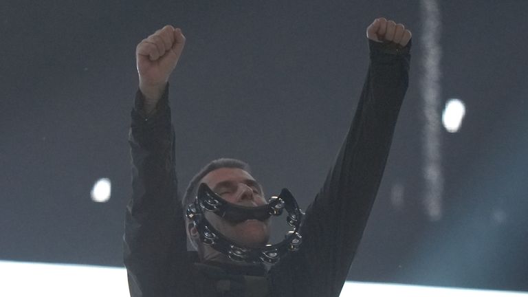 Liam Gallagher během koncertu nesl v ústech tamburínu. Pic: Pa