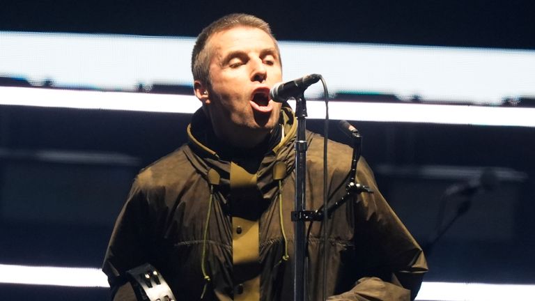 Liam Gallagher jako Oasis se vydá na pódium v ​​Cardiffu. Pic: Pa