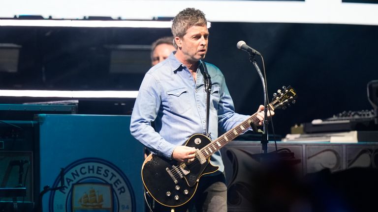 Noel Gallagher vystupuje na jevišti. Pic: Pa