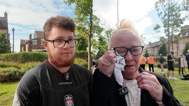 Stovky fanoušků Liverpoolu navštívily Anfielda, aby vzdali hold Diogo Jota poté, co zprávy zlomily, že zemřel při dopravní nehodě ve Španělsku.