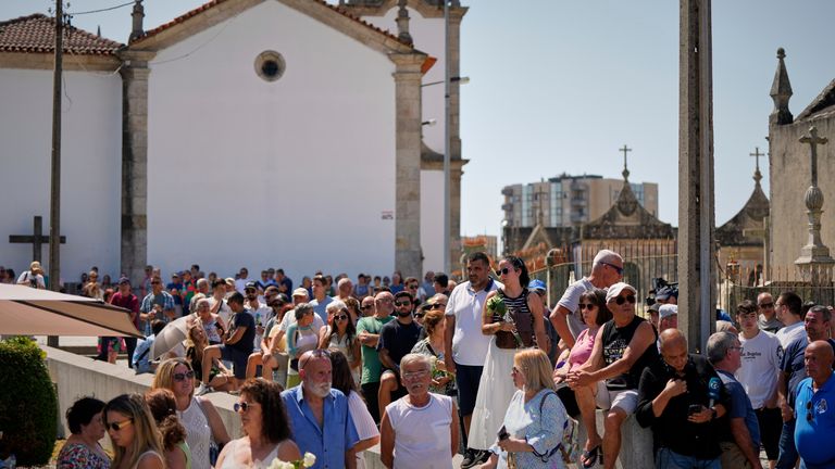 Lidé se shromáždili v kapli vedle církve Igreja Matriz de Gondomar pro brázdu pana Joty. Pic: Ap/Manu Fernandez