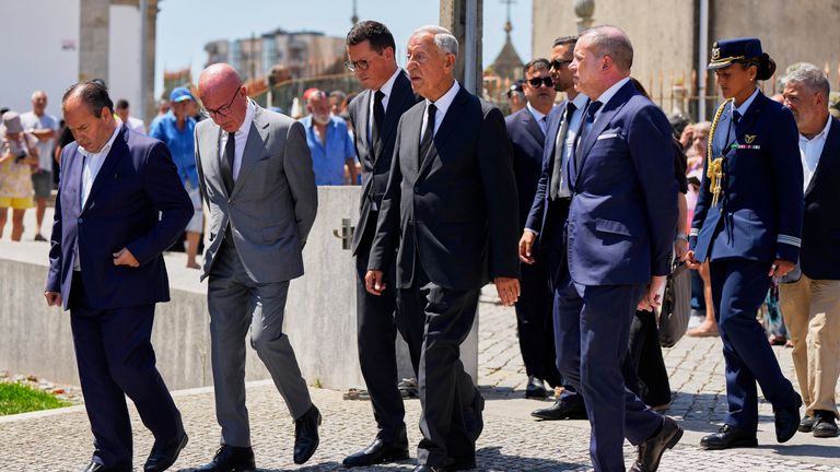 Prezident Portugalska Marcelo Rebelo de Sousa, centrum, po brázdě. Pic: Ap/Manu Fernandez