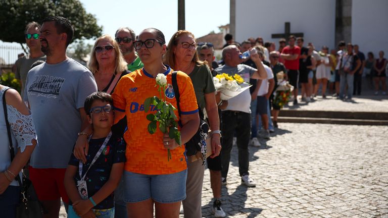 Lidé čekají na úctu během brázdy pro pana Joty a pana Silva v pátek. Pic: Reuters/Pedro Nunes