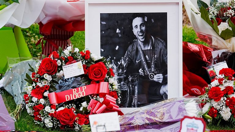 Pocty na stadionu Anfield, domov Liverpoolu, na památku Diogo Jota. Pic: Pa