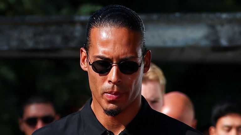 Kapitán Liverpoolu Virgil van Dijk dorazí v den pohřebního obřadu portugalského fotbalového hráče Liverpoolu Diogo Jota a jeho B