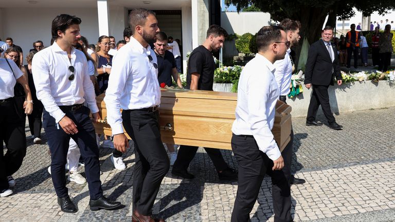 Pallbearers nosí rakve portugalského fotbalového hráče Liverpoolu Diogo Jota a jeho bratra Andre Silva, který zemřel při autonehodě poblíž 