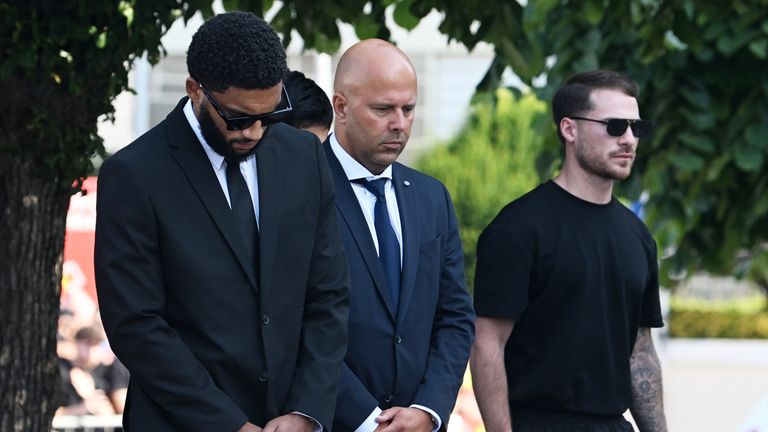 Slot Joe Gomez a Arne Liverpool dorazí na pohřeb Diogo Jota a Andre Silva, který se konají v Igreja Matriz de Gondomar ve městě Gondomar poblíž Porto. Ve čtvrtek ráno zemřel spolu s mladším bratrem Andre Silvou v Liverpoolu a Portugalsku. Datum obrázku: Sobota 5. července 2025. Fotografický kredit by měl číst: PA Wire.