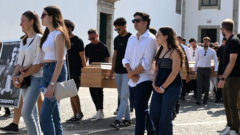 Rakve Diogo Jota a Andre Silva jsou přivedeny do Igreja Matriz de Gondomar ve městě Gondomar poblíž Porto. Ve čtvrtek ráno zemřel spolu s mladším bratrem Andre Silvou v Liverpoolu a Portugalsku. Datum obrázku: Sobota 5. července 2025. Fotografický kredit by měl číst: PA Wire.