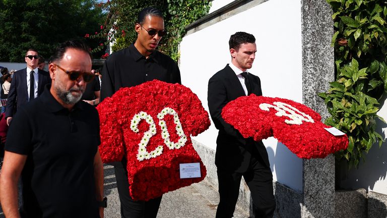 Kapitán Liverpoolu Virgil van Dijk a hráč Liverpoolu Andrew Robertson dorazí v den pohřebního obřadu portuga Liverpoolu