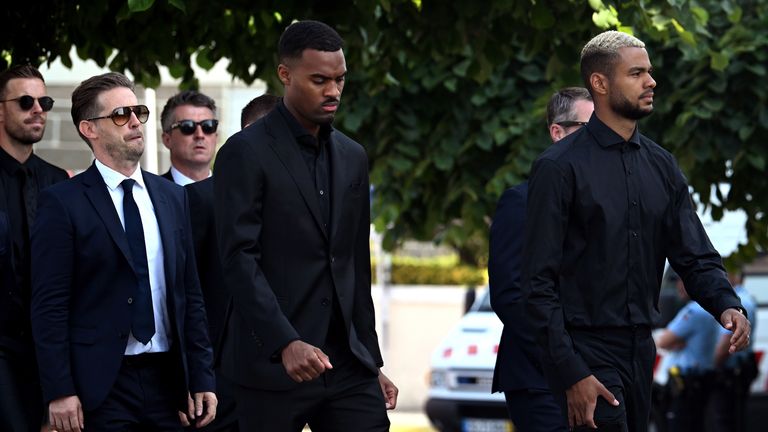 Liverpoolův Ryan Gravenberch a Cody Gakpo (vpravo) dorazí na pohřeb Diogo Jota a Andre Silva