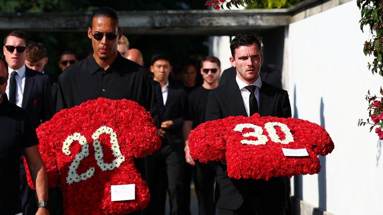 Kapitán Liverpoolu Virgil Van Dijk a hráč Liverpoolu Andrew Robertson dorazí na pohřeb Diogo Jota. Pic: Reuters
